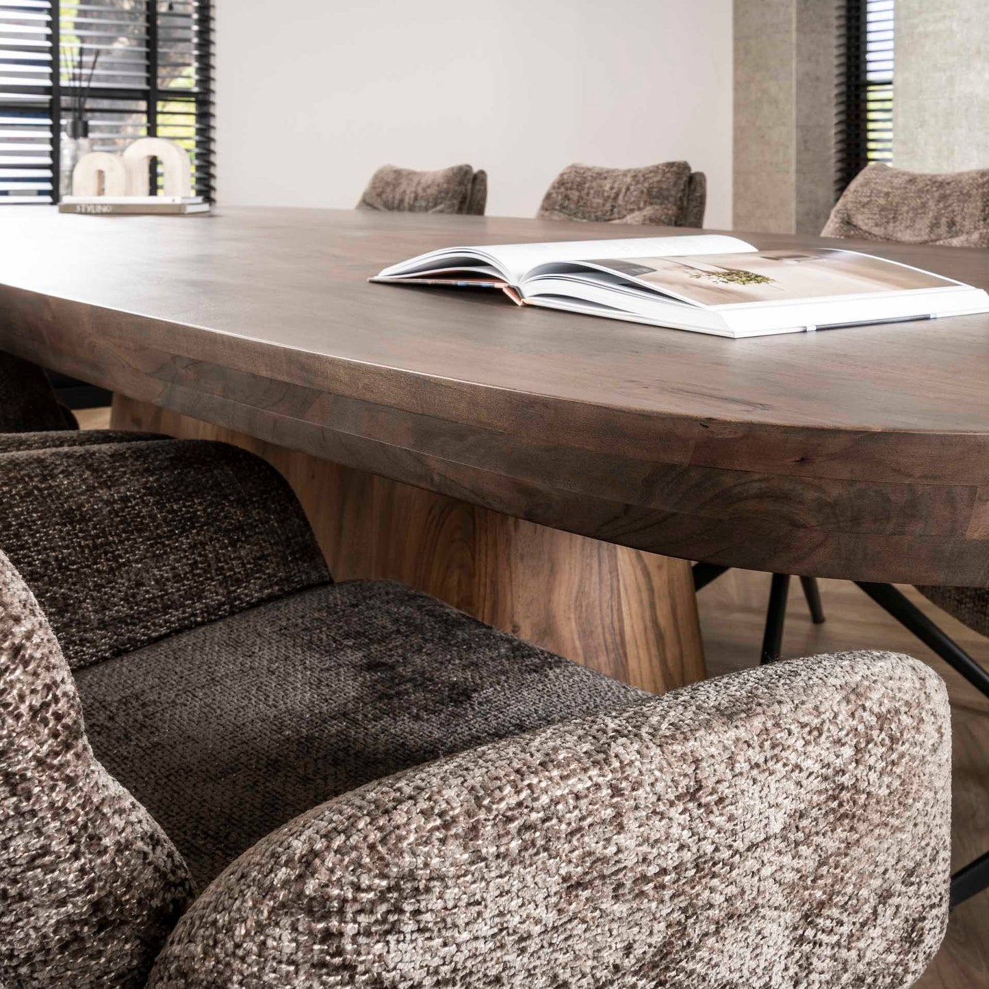Akazie Massivholz Esstisch “Arcadium” –  Modern Design