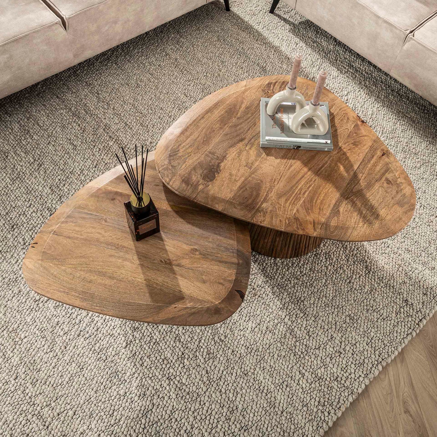 Wave Salontisch-Set aus Mangoholz (2-teilig) – Sandfarbene Couchtische mit einzigartigem Wave-Design