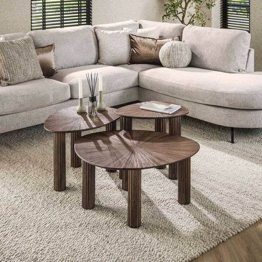 Maya Couchtisch-Set (3-teilig) – Dreieckige Couchtische aus dunkelbraunem Teakholz mit charakteristischem Muster