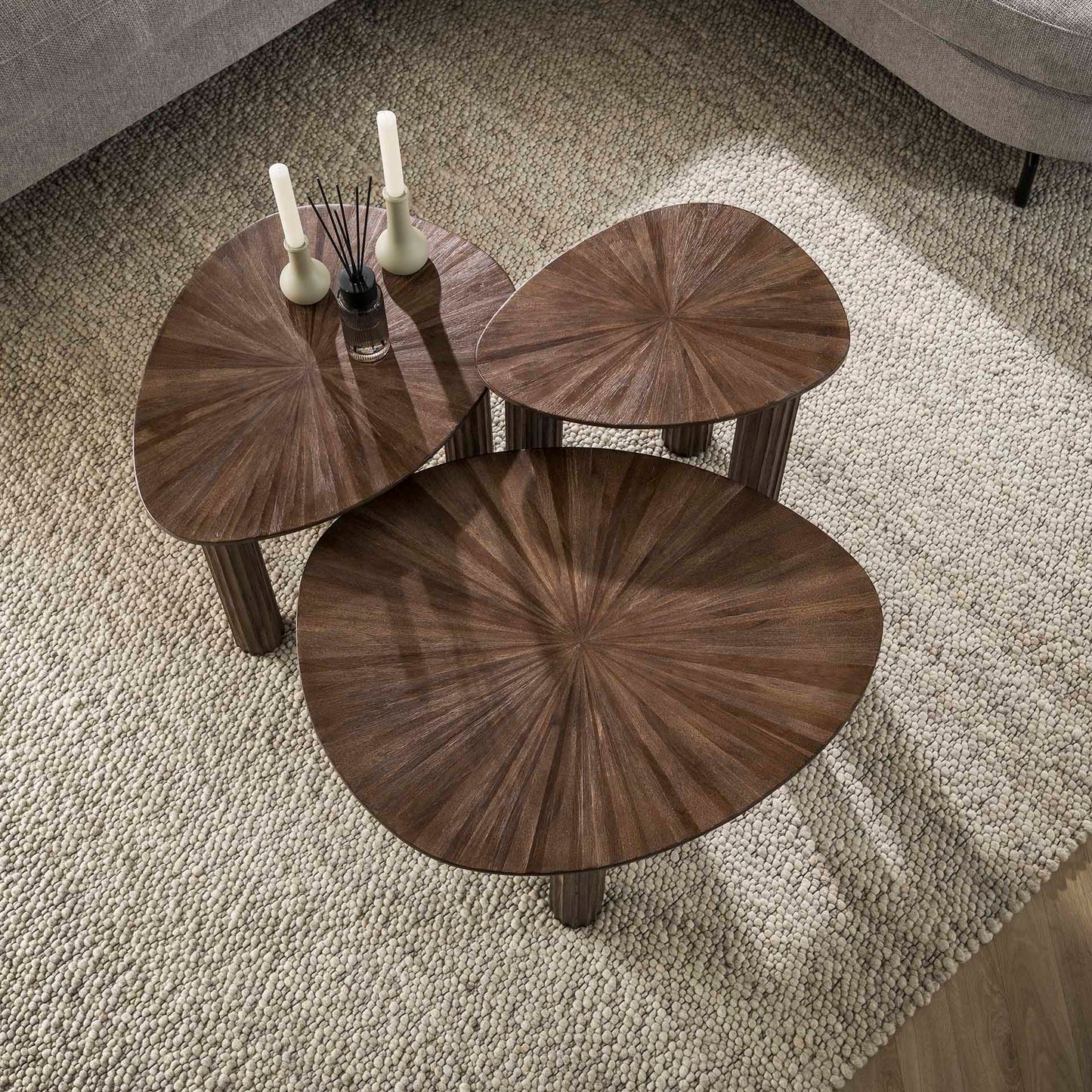 Maya Couchtisch-Set (3-teilig) – Dreieckige Couchtische aus dunkelbraunem Teakholz mit charakteristischem Muster