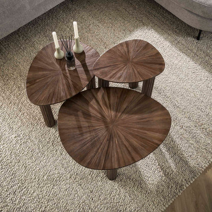 Maya Couchtisch-Set (3-teilig) – Dreieckige Couchtische aus dunkelbraunem Teakholz mit charakteristischem Muster