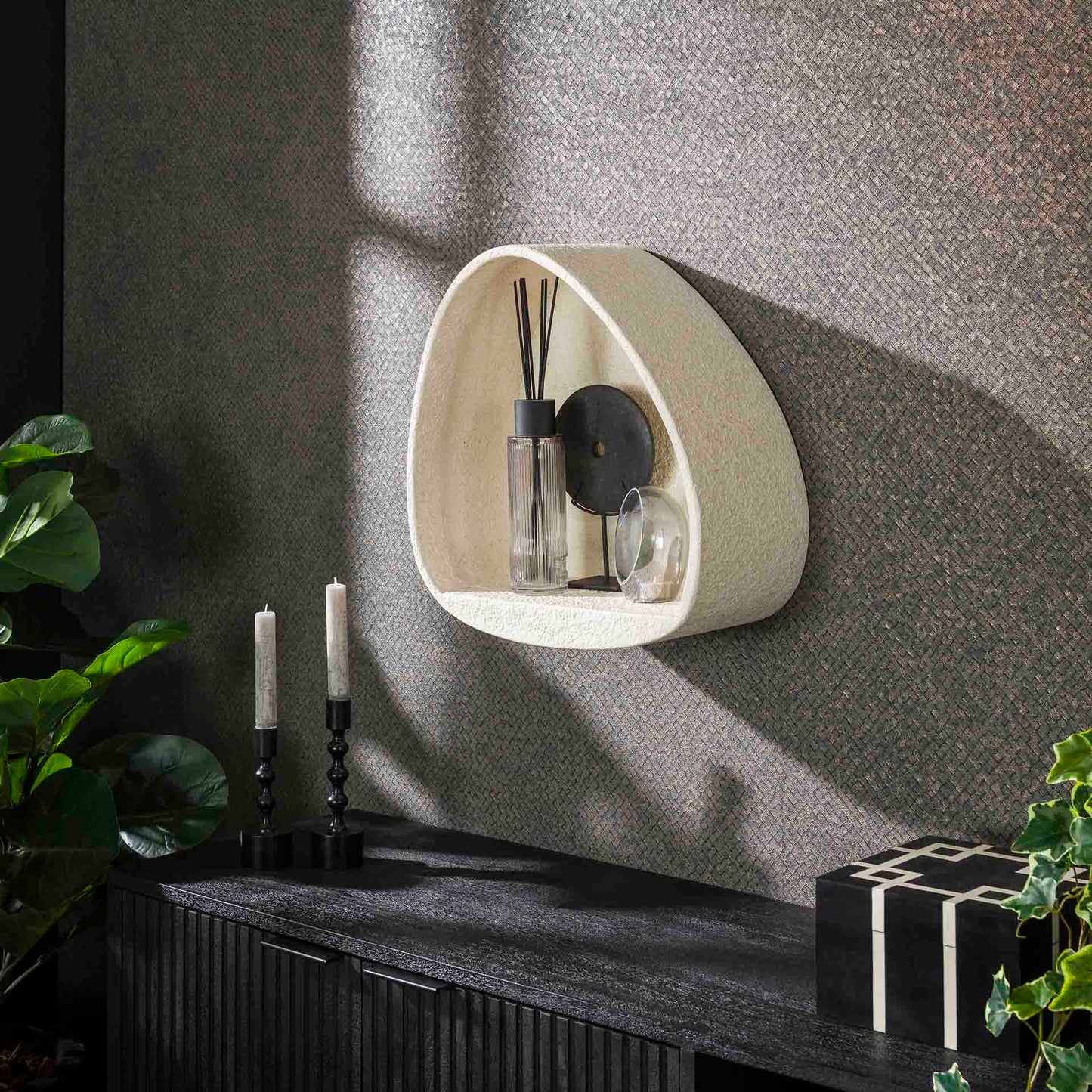 Wandregal Altara Tri 42x21x44 cm – Dreieckiges schwebendes Marmorkomposit-Regal